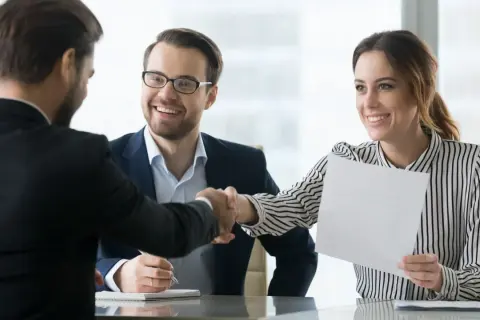 Un hr officer cosa fa? Gestisce colloqui e firma contratti, creando un ambiente di lavoro positivo.
