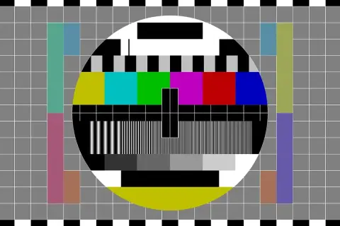 Brak sygnału telewizji naziemnej dzisiaj. Testowy obraz z kolorowymi pasami i szarościami.
