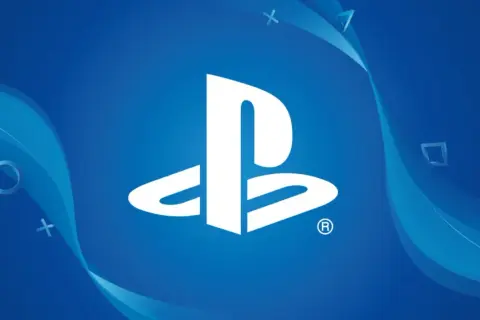 Logo PlayStation na niebieskim tle z falami i symbolami.
