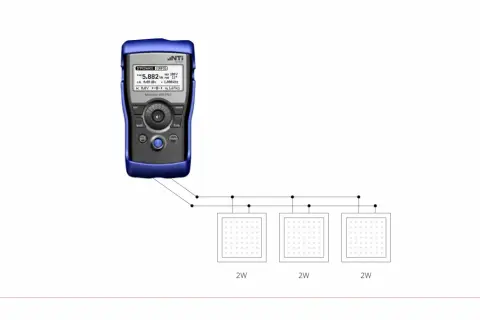 Miernik NTi Miniatur MR-PRO pokazuje pomiar impedancji 5.882 VA przy 1.000kHz, podłączony do trzech paneli LED 2W.