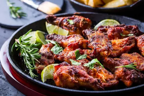 Grillade kycklingvingar med lime och rosmarin, perfekt för en sommarkväll.