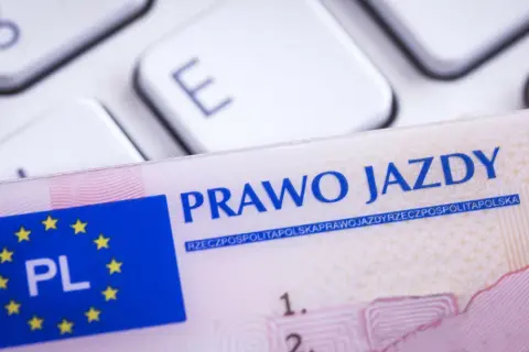 Polskie prawo jazdy na tle klawiatury. Dokument jest ważny w całej Unii Europejskiej, w tym w Czechach.