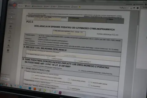 Deklaracja PCC-3 na komputerze, przygotowywana do zakupu samochodu. Formularz zawiera dane podatnika i informacje o podatku od czynności cywilnoprawnych.