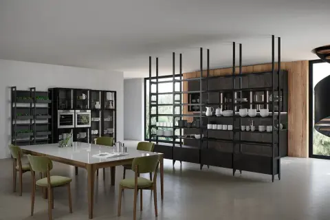 Un tavolo di vetro moderno con sedie verdi, circondato da scaffalature eleganti, perfetto per chi cerca idee su come abbellire un tavolo di vetro.