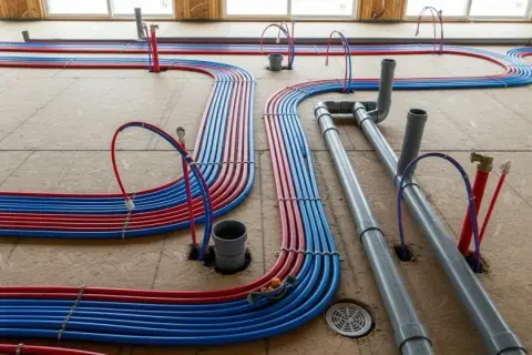 Instalacja hydrauliczna w domu: Ile kosztuje? Cennik i porady eksperta