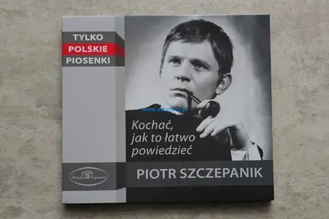 Piotr Szczepanik na okładce płyty "Kochać, jak to łatwo powiedzieć". Napis "Tylko polskie piosenki" i logo Muza.