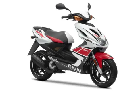 Sportowy skuter Yamaha Aerox 50 w biało-czerwono-czarnej kolorystyce, zapowiadający najmocniejszy skuter w swojej klasie.