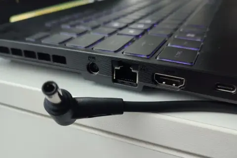 Złącze ładowarki do laptopa. Zastanawiasz się, ile prądu zużywa ładowarka do laptopa?