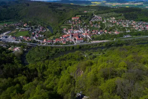 Malownicze Bardo z rzeką i lasami, idealne miejsce na odkrywanie atrakcji.