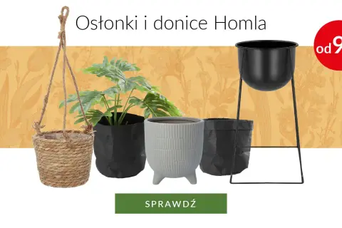 Różnorodne osłonki na doniczki: pleciona wisząca, czarna papierowa, szara ceramiczna na nóżkach i czarna metalowa na stojaku.