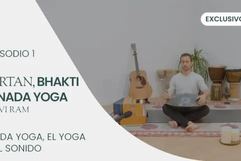 Hombre meditando con un hang drum, rodeado de instrumentos musicales. Explora el **om significado** del Nada Yoga, el yoga del sonido.