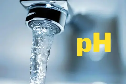 Un jet d'eau du robinet coule, avec le mot "pH" en gros caractères jaunes.