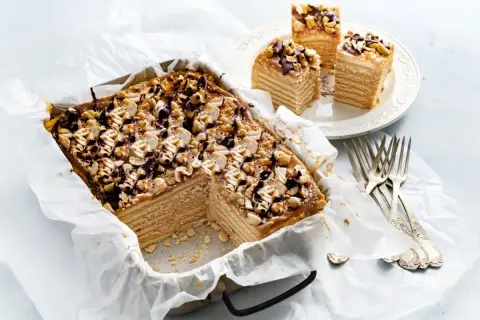 Pyszny snickers bez pieczenia z orzeszkami i polewą czekoladową. Idealny deser na każdą okazję.
