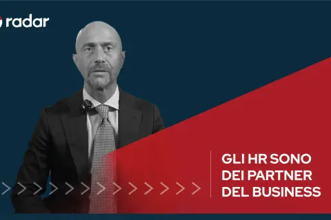 Uomo con barba, in giacca e cravatta, con logo "radar". Il testo recita "GLI HR SONO DEI PARTNER DEL BUSINESS". Potrebbe essere un direttore del personale.
