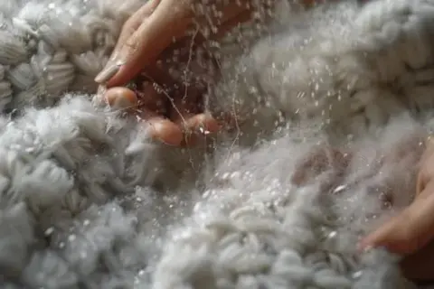 Jak rozciągnąć sweter: skuteczne metody na przywrócenie rozmiaru