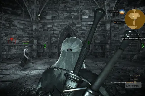 Geralt stoi przed magicznym kaganekiem w Wiedźmin 3, gotów rozpalić ognie we właściwej kolejności.