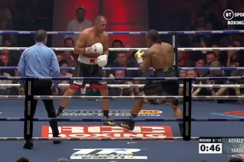 Boxningsmatch mellan Kovalev och Yarde. Domaren övervakar, publiken hejar. Kanske en framtida match för John Fury?