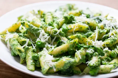 Penne z zielonym pesto, groszkiem i parmezanem. Pyszna sałatka z makaronem szpinakiem i suszonymi pomidorami.