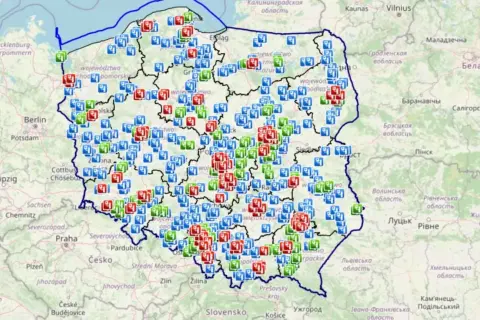 Mapa Polski z zaznaczonymi fotoradarami (niebieskie, zielone, czerwone ikony). Sprawdź, jak sprawdzić gdzie są fotoradary, planując podróż.