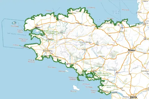 Carte de la Bretagne, montrant les côtes, les villes (Brest, Quimper, Rennes, Nantes) et les parcs naturels. La gr 34 est visible, serpentant le long du littoral.