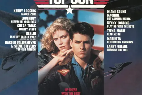 Tom Cruise i Kelly McGillis z filmu Top Gun. Piosenka "Take My Breath Away" z pewnością zapiera dech w piersiach.