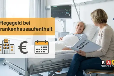 Pflegegeld bei Krankenhausaufenthalt: Eine ältere Frau im Krankenhaus erhält Besuch und Informationen zur Pflegekasse.