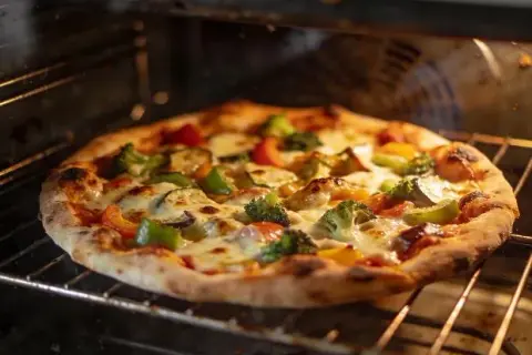 Pizza w piekarniku: Ile stopni? Odkryj sekret chrupiącego spodu!