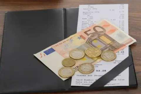 Napiwki w Turcji: Jak dawać w hotelu? Uniknij błędów!
