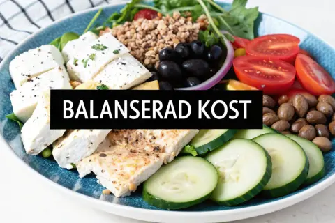 En balanserad kost med fetaost, grönsaker och nötter. Fetaost kalorier kan variera, men denna rätt ser hälsosam ut.