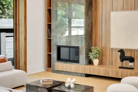 Ein modernes Wohnzimmer mit Kamin, Holzakzenten und Kunst. Weniger ist mehr: Minimalismus in Perfektion.