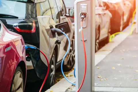 Auta elektryczne w Polsce: 150 tys. i milion do 2030? Sprawdź!