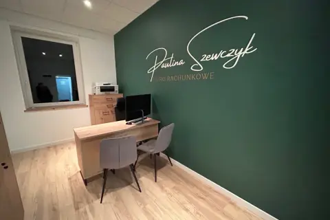 Nowoczesne biuro rachunkowe z zieloną ścianą i napisem "Paulina Szewczyk Biuro Rachunkowe".