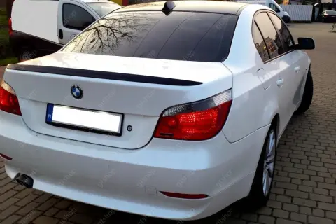 BMW E60 spoiler na klapę: Wybierz, zamontuj i bądź legalny!