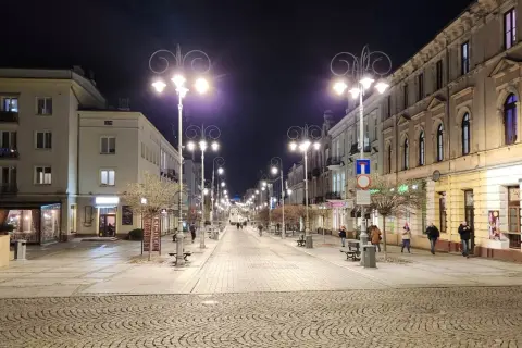 Nocny spacer po deptaku w Kielcach, gdzie zabytkowe kamienice i iluminacje tworzą niepowtarzalny klimat. Odkryj kielce atrakcje turystyczne!