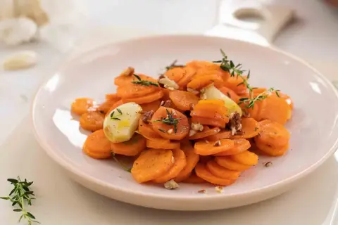 Zanahorias salteadas con ajo y tomillo, un ejemplo de recetas fáciles y rápidas.