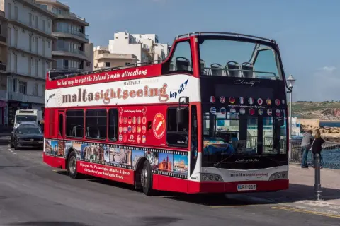 Czerwony piętrowy autobus turystyczny "maltasightseeing" na Malcie, oferujący zwiedzanie wyspy.