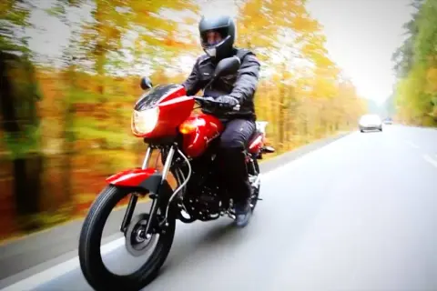 Jazda motorowerem na dowód osobisty: Kto może, a kto musi mieć prawo jazdy?
