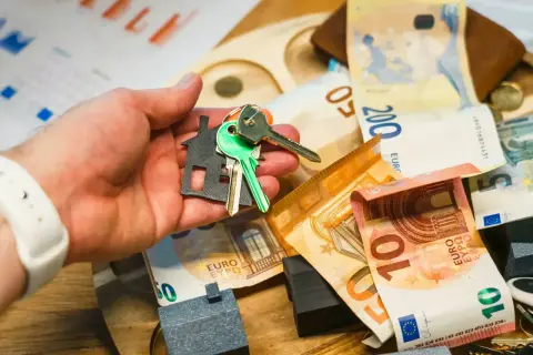 Llaves y un llavero con forma de casa sobre billetes de euros. La hipoteca de 220.000 euros parece estar cerca.