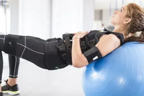 Trening EMS: co to jest? Efekty, korzyści i czy warto spróbować?