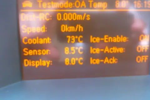 Wyświetlacz Opla Astry H w trybie testowym pokazuje temperaturę płynu chłodzącego 73°C. Jak sprawdzić temperaturę silnika?
