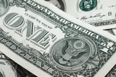 Zbliżenie na banknot jednodolarowy z USA, widoczny orzeł i napis "ONE".