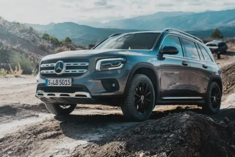 Szary Mercedes GLB na wyboistej drodze. Wiele osób szuka mercedes glb opinie przed zakupem, a ten model wygląda na gotowy na każde wyzwanie.