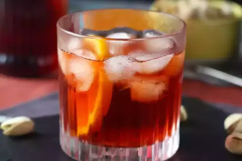 Orzeźwiający Negroni Sbagliato z pomarańczą i lodem. Idealny przepis na letnie popołudnie.