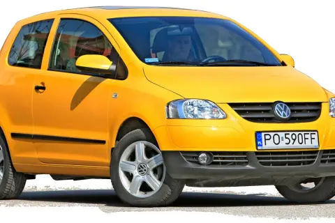 Żółty Volkswagen Fox z 2006 roku, z kierowcą za kierownicą, gotowy do jazdy.