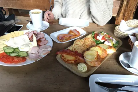 Gdzie zjeść w Zakopanem? Najlepsze restauracje, które zachwycą smakiem