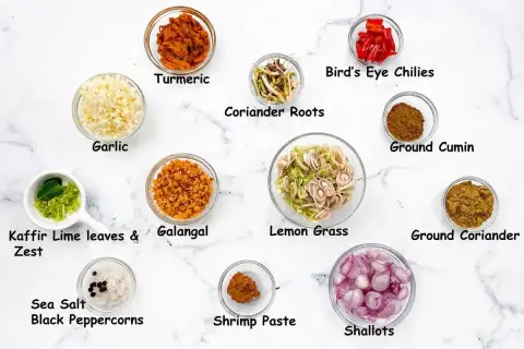 Składniki do curry: czosnek, kurkuma, chili, trawa cytrynowa, szalotki, galangal, kumin, kolendra. Które curry jest najłagodniejsze?