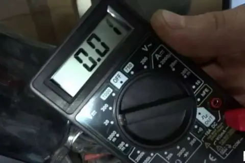 Regulator napięcia: objawy awarii i diagnoza multimetrem (14,4V)