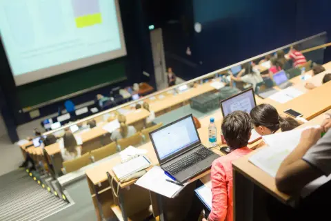 Studenci na wykładzie, szukający odpowiedzi na pytanie: jakie wykształcenie po technikum bez matury.
