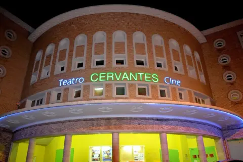 Fachada del Teatro Cervantes Cine en Zaragoza, con su nombre iluminado en neón.