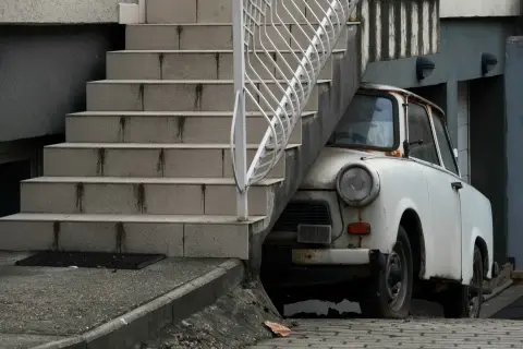Biały Trabant pod schodami. Rejestracja na zabytek plusy i minusy – czy warto?